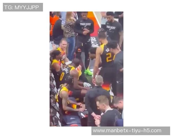 曼赞比与扬库托激烈争吵引发冲突后者将前者推倒广告牌现场惊险一幕 曼赞比与扬库托激烈争吵引发冲突后者将前者推倒广告牌现场惊险一幕