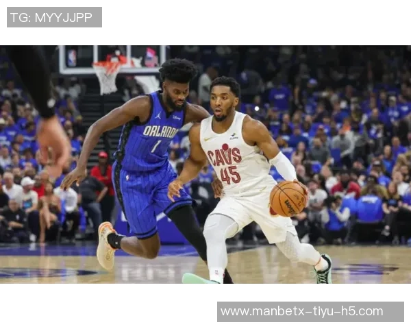 齐心协力!莫布里半场表现抢眼贡献双十一米切尔稳定输出助力球队争胜 齐心协力!莫布里半场表现抢眼贡献双十一米切尔稳定输出助力球队争胜